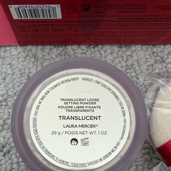 Laura Mercier Translucent Setting Powder with Puff - Picture 2 of 2